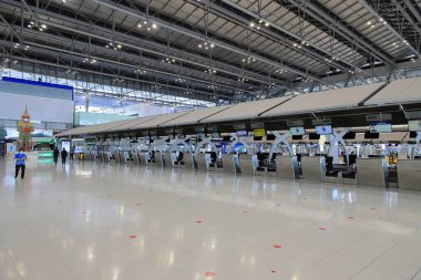 BANGKOK, THAILAND - APR 2022: Covid-19 durumu nedeniyle Suvarnabhumi Uluslararası Havalimanı, Terminal 1 'deki kalkış salonundaki boş sayaç girişi.