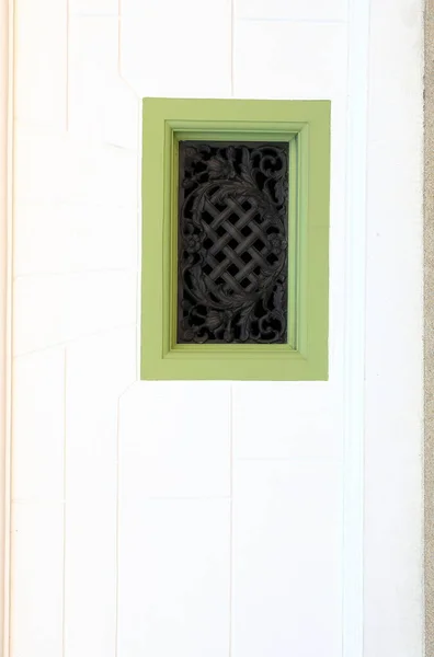 Zakurzona Biała Fasada Budynku Pięknym Zielonym Drewnianym Wylotem Lub Dziurą — Zdjęcie stockowe