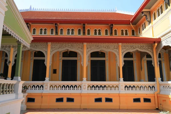 Antika güzel Neoklasik mimari yapı cephesi Tayland 'da güzel pencereleri olan.