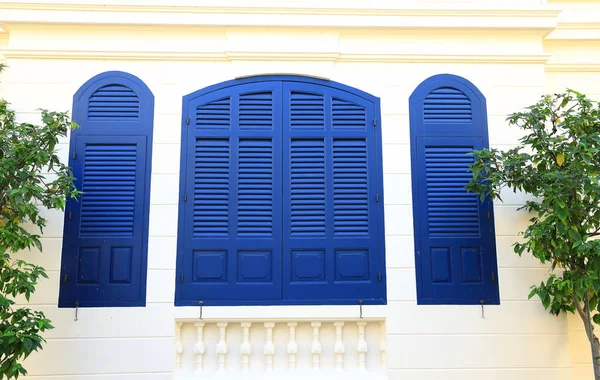 Zakurzona Biała Fasada Budynku Pięknymi Niebieskimi Drewnianymi Oknami — Zdjęcie stockowe