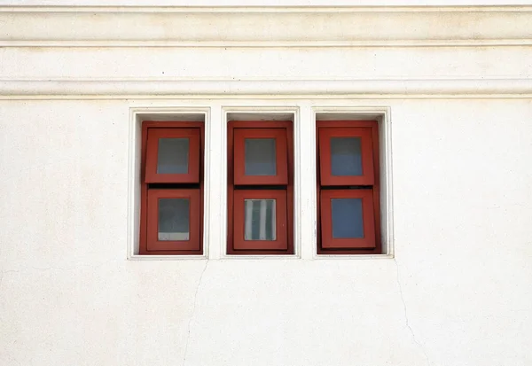 Zakurzony Biały Zabytkowy Budynek Fasady Małym Pięknym Czerwonym Drewnianym Wylotem — Zdjęcie stockowe