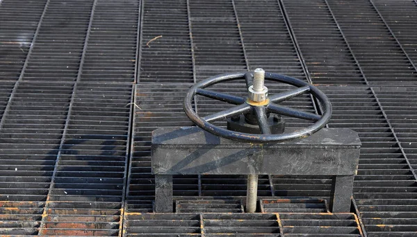 Große Zahnräder Mit Steuerrad Für Wassertor Nahaufnahme — Stockfoto