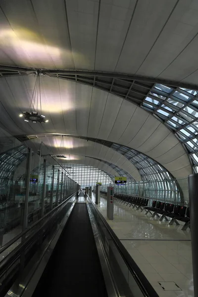 Korytarz Lub Przejście Bramki Odlotów Międzynarodowym Lotnisku Suvarnabhumi — Zdjęcie stockowe