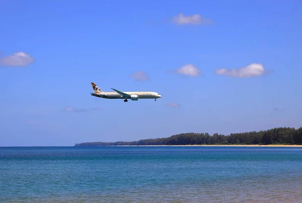 Avião Etihad Boeing 787 Aterrissando Aeroporto Próximo Praia Avião Voa — Fotografia de Stock