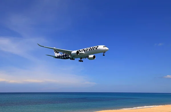 Avião Passageiros Finair Airbus A350 900 Aterrissando Aeroporto Próximo Praia — Fotografia de Stock
