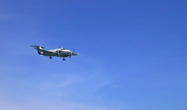 Vliegtuig Passagiersvliegtuig Beechcraft B350I King Air Landing Naar Vliegveld Naast — Stockfoto
