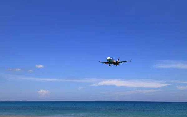 Avião Avião Passageiros Vietjet Air Airbus A320 Aterrissando Aeroporto Próximo — Fotografia de Stock