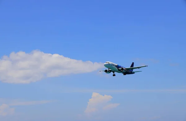 Avion Ligne Avion Passagers Airasia Airbus A320 Atterrissant Aéroport Côté — Photo