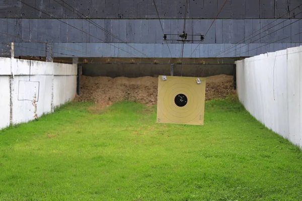 銃弾の穴を持つ標的銃 撮影範囲での古典的な紙の撮影ターゲット 標的に穴を開ける スポーツ ハンター 警察のために スポーツシューティングサークルターゲット精度弾丸穴 — ストック写真