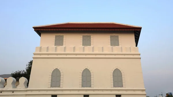 美しい灰色の木製の窓とほこりだらけの白い古代の建物のファサード — ストック写真