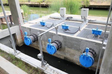 Su boşaltmak için büyük boru, su baskını için..