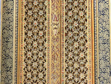 Tayland 'da tahtaya oyulmuş güzel antik tapınak kapısı detaylarını kapat..