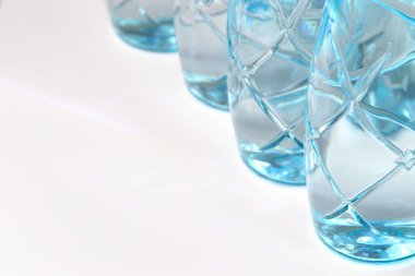 evcil hayvan şişelerinin bir kısmı ya da beyaz arka planda izole edilmiş plastik temiz su şişesi.