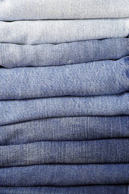 Kot pantolon yığını, kotun ayrıntıları, desen, doku, kot tuvalin arka planı.