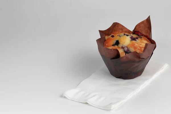 新烘焙的蓝莓松饼 放在白纸纸杯蛋糕架上 — 图库照片
