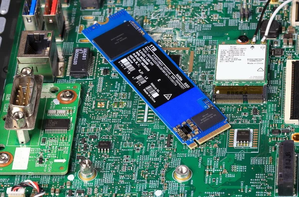 安装设备 Ssd Nvme准备安装在计算机主机板上 计算机维修概念关闭视图 — 图库照片