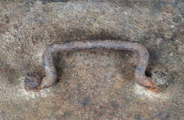 Metal pas. Metal aşınması. Kaynakta pas ve aşınma var. Eski demirde aşındırıcı pas, paslanma dokusu, metal kutunun sapında acele..