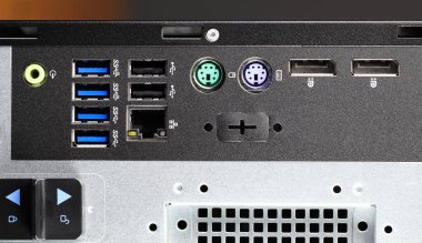 Ana bilgisayarın arkasındaki limanları kapatın. Çeşitli konnektörleri olan USB 3.0, PS2 portları, Ses ve görüntü portları olan ana kartın arkası.