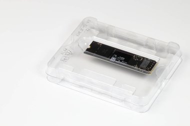 NVME PCIE, PETE paketinde beyaz arkaplanda izole edilmiş M.2 SATA SSD sabit diski