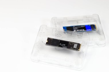 NVME PCIE, PETE paketinde beyaz arkaplanda izole edilmiş M.2 SATA SSD sabit diski