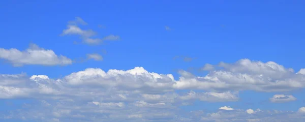 Belas Nuvens Brancas Céu Azul Mar Praia Paisagem Mar — Fotografia de Stock