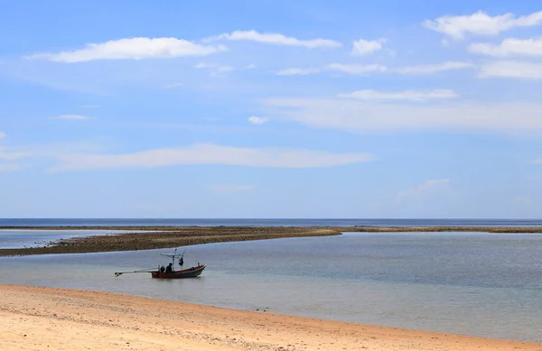 Панорама Вид Небольшой Рыбацкой Лодки Готовятся Морю Рыбаки Маленькой Рыбацкой — стоковое фото