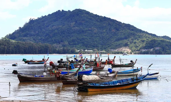 Barcos Pesca Amarrados Playa Naiyang Hermosa Playa Phuket Tailandia — Foto de Stock