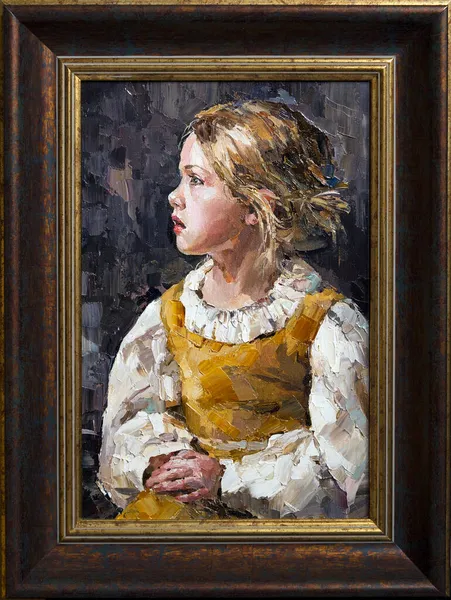 Gerahmtes Porträt eines jungen Mädchens auf grau-blauem kaltem Hintergrund. — Stockfoto