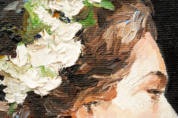 Fragment eines Porträts hübsches braunhaariges Mädchen mit einer Blume im Haar. — Stockfoto