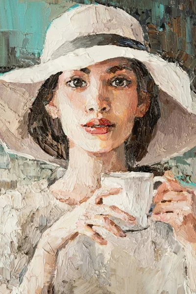 Ein Mädchen mit weißem Hut und einer Tasse Kaffee sitzt in einem Café. — Stockfoto