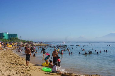 Sanur, Bali (23 Ekim 2022): Sabah Sanur Sahili. Turistlerle dolu.