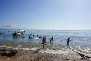 Sanur, Bali (23 Ekim 2022): Sabah Sanur Sahili. Turistlerle dolu.