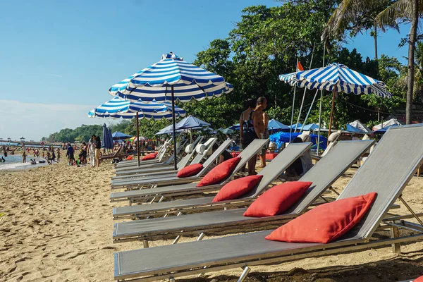 Sanur, Bali (23 Ekim 2022): Sanur sahili şezlonglar ve güneşli yataklarla dolu