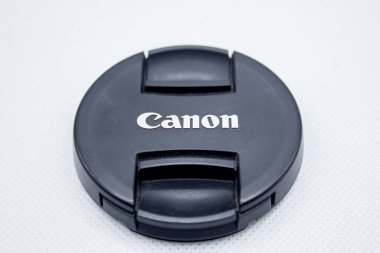 Fas, Kazablanka - 20 Mart 2021: Canon lens kaputu 50 mm beyaz zemin üzerinde izole.