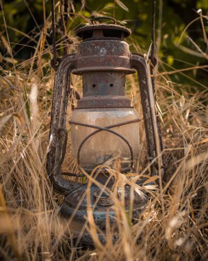 Gazyağı lambası veya parafin lambası, dünyanın otlarının ortasında bulunan eski bir gaz lambasıdır..