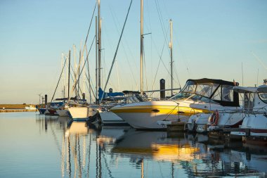 Akşamları limanda bir tekne..