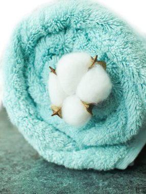 Çiçek kompozisyonu. Banyo havlusunda pamuk çiçekleri.