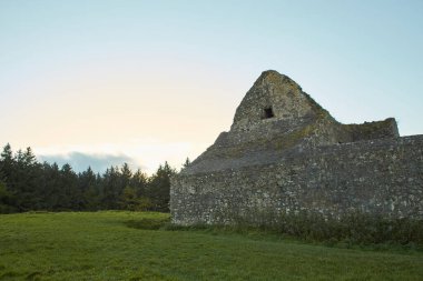 Cehennem Ateşi Kulübü. Cehennem ateşi kulübü, İrlanda 'nın Dublin şehrinde bulutlu bir günde Montpelier Tepesi' nde eski bir av kulübesi ve çam ağaçları harabesi.