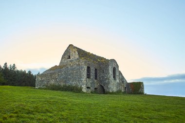 Cehennem Ateşi Kulübü. Cehennem ateşi kulübü, İrlanda 'nın Dublin şehrinde bulutlu bir günde Montpelier Tepesi' nde eski bir av kulübesi ve çam ağaçları harabesi.
