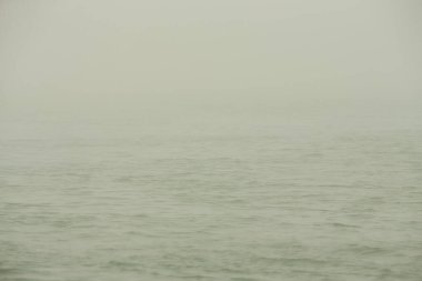 Sisteki deniz. Ufuk çizgisi, sisin içinde çözülüyor. Sis içindeki İrlanda denizi. Sisli hava 