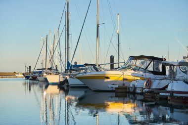 Akşamları limanda bir tekne..