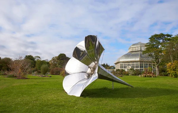 Dublin, İrlanda - 10.20.2021: Glasnevin, Dublin, İrlanda 'daki Ulusal Botanik Bahçesinde büyük gümüş gramofon