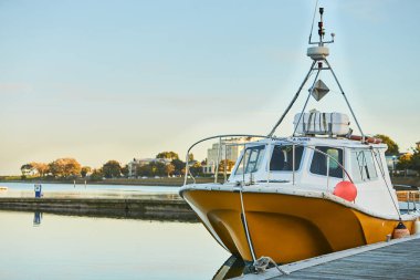 Limanda büyük bir tekne, arkasında bulutlu bir gökyüzü var..