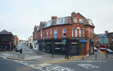 Dublin, İrlanda - 11.19.2021: Dublin caddelerinde arabalar, yayalar ve bisikletçiler.