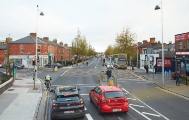 Dublin, İrlanda - 11.19.2021: Dublin caddelerinde arabalar, yayalar ve bisikletçiler.