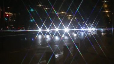 Tallaght, İrlanda - 12.05.2020: Yıldızlar şeklinde fenerlerle aydınlatılan yoldaki gece trafiği. Birçok araba sefil bir gecede ve yıldız şeklinde farları açık siyah gökyüzünde gidiyor. Seçici odak