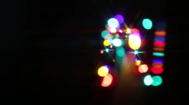 Tatil, Bokeh arka planını bulanıklaştırdı. Parıldayan yıldızlar, ışık efektleri, parti. Bokeh odaklı olmayan ışıklarla bulanık renk ışığı soyut arkaplan