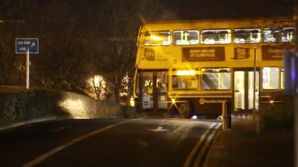 Tallaght Írország 2020 Busz Nyomorúságos Éjszakán Fekete Égen Közlekedik Csillag — Stock videók