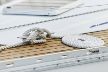 Deniz suyu ve yat arka planında demirleme halatı ve kalas.