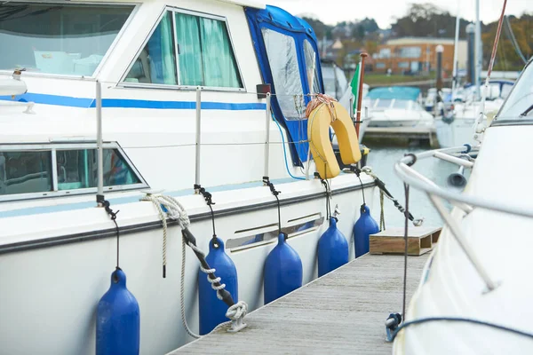 Weiße Schutzbleche Zum Schutz Zwischen Boot Und Hafenseite Seefender — Stockfoto